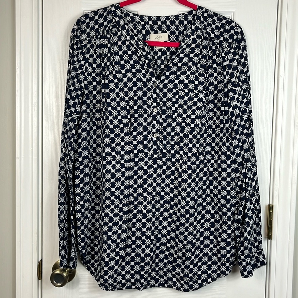 Loft white/navy blue long sleeved blouse size medium. 100% rayon. 5 button neck
